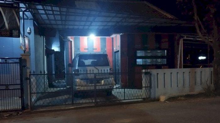 Foto tempat tinggal korban terseret ombak di Pangandaran dan orang tuanya, di Desa Bojongkunci Pameungpeuk, Kamis (13/6/2024) nampak sepi karena korban akan dibawa ke rumah kakeknya di Cibisoro, Katapang, Kabupaten Bandung.