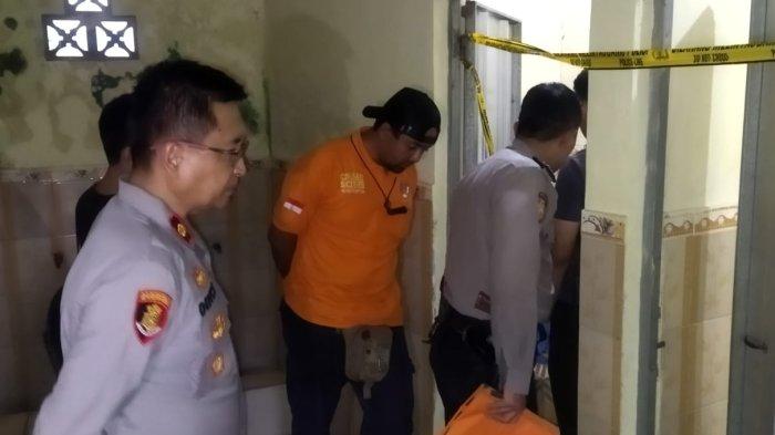 Sejumlah petugas Inafis Polresta Bandung sedang memeriksa lokasi penemuan bayi yang sudah meninggal di toilet Masjid As Sayid, Kampung Pintu, Desa Rancaekek Wetan, Kecamatan Rancekek, Kabupaten Bandung, Kamis (28/12/2023).