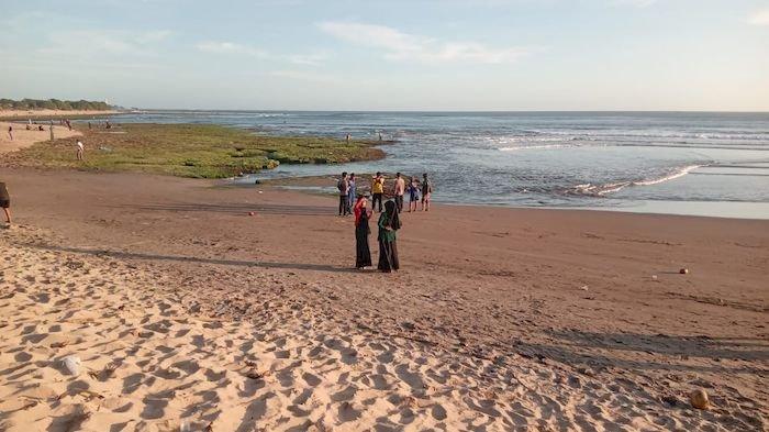 Tim pencarian gabungan melakukan pencarian dua wisatawan asal Bandung yang tenggelam di Pantai Karang Papak, Kecamatan Cikelet, Kabupaten Garut, Jawa Barat, Kamis (11/7/2024).