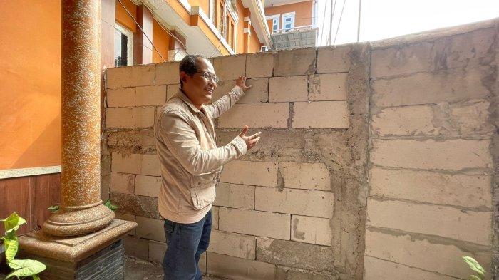 Kosan di Kampung Sukabirus, Desa Citeureup, Kecamatan Dayeuhkolot, Kabupaten Bandung, tepat di depan pintu keluar masuk dibenteng tetangganya.