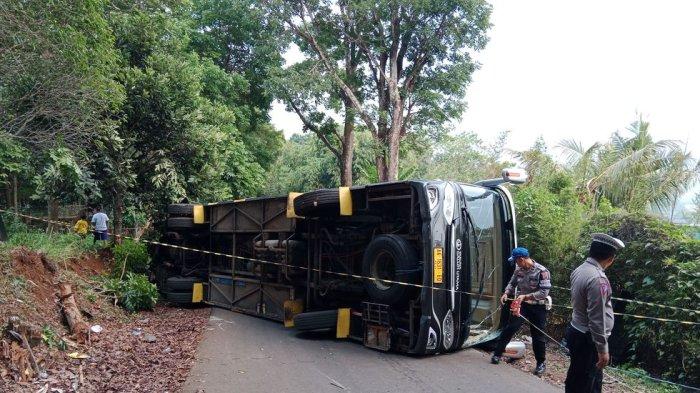 Sebuah bus pengangkut rombongan pramuka dari Kabupaten Ciamis, terguling di area Bumi Perkemahan Kiara Payung, di Dusun Cikeuyeup, Desa Sindangsari, Kecamatan Sukasari, Sumedang, Minggu (24/12/2023).