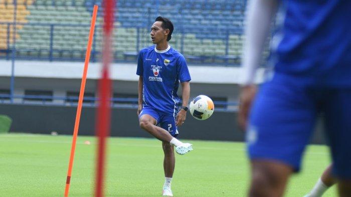 LATIHAN - Berlatih dan bertanding di bulan Ramadan menjadi tantangan sendiri bagi seorang pemain yang pada siang harinya menjalankan ibadah puasa, termasuk gelandang Persib Beckham Putra Nugraha.