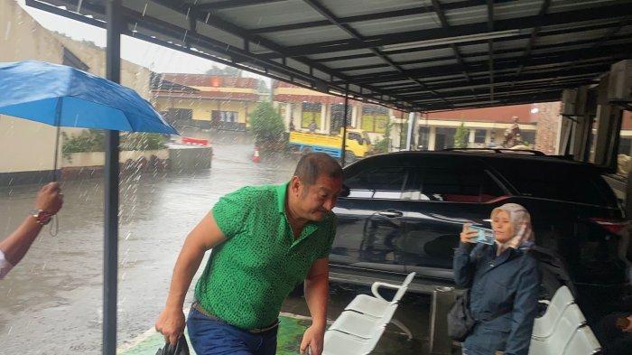 HS saat tiba di Polres Cimahi untuk menjalani pemeriksaan pascavideo dirinya melakukan teror di kawasan Kota Baru Parahyangan, Bandung Barat, Senin (3/3/2025).