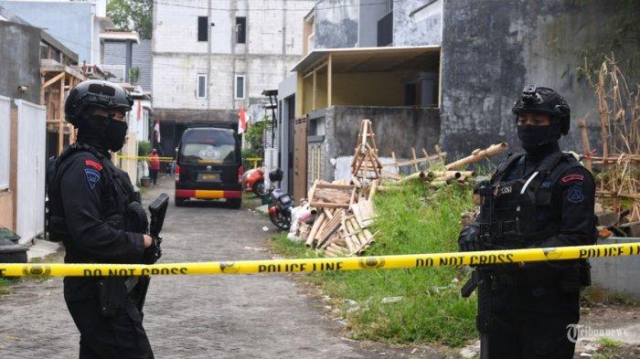 Detasemen Khusus (Densus) 88 Anti Teror Mabes Polri melakukan penggeledahan rumah seorang terduga teroris di Perumahan Bunga Tanjung, Kecamatan Junrejo, Kota Batu, Jawa Timur, Kamis (1/8/2024). Petugas masih melakukan penggeledahan dan membawa sejumlah barang bukti. SURYA/PURWANTO