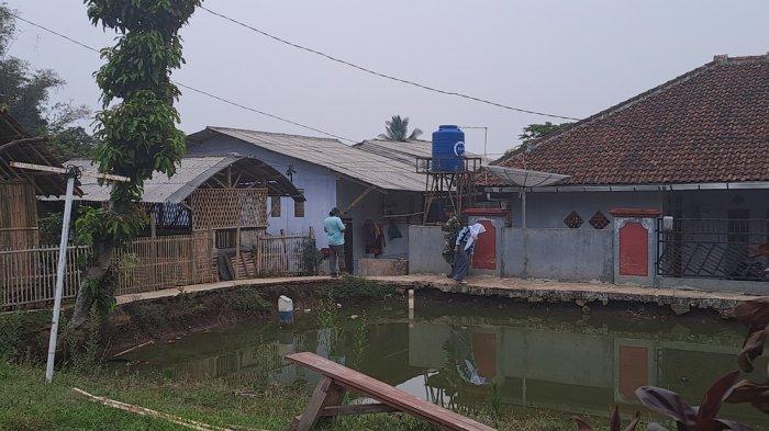Situasi sesai penangkapan  dua terduga teroris di Kampung Gunungbatu, RW.04, Desa Kebonpedes, Kecamatan Kebonpede, Kabupaten Sukabumi, Jumat (27/10/2023).
