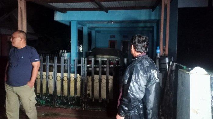 Suasana rumah terduga teroris berinisial AR di Kelurahan Majalengka Wetan, Kecamatan/Kabupaten Majalengka, Jumat (27/12/2024) malam.