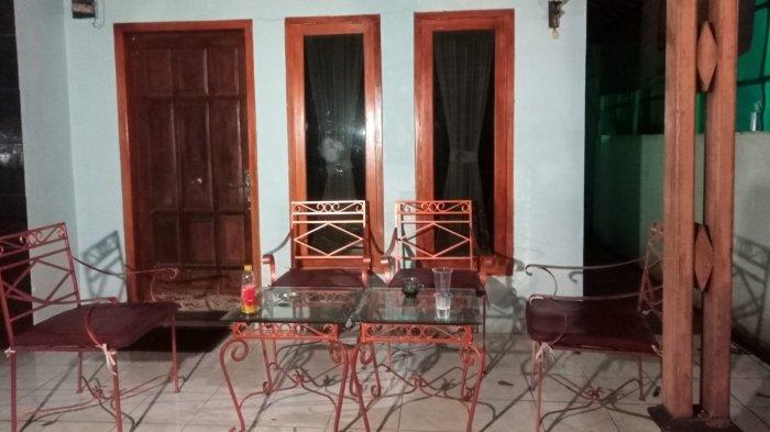 Suasana teras rumah terduga teroris berinisial AR di Kelurahan Majalengka Wetan, Kecamatan/Kabupaten Majalengka, Jumat (27/12/2024) malam.