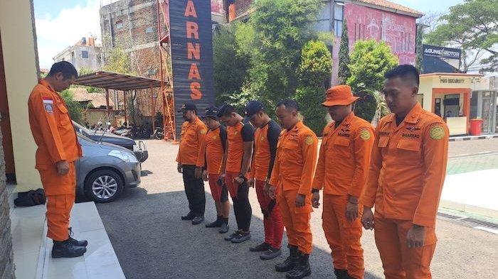 Kantor Pencarian dan Pertolongan Bandung mengerahkan tim rescue untuk mencari seorang nelayan yang terseret arus  di Perairan Cikole, Cidaun, Kabupaten Cianjur, Senin (11/9/2023).