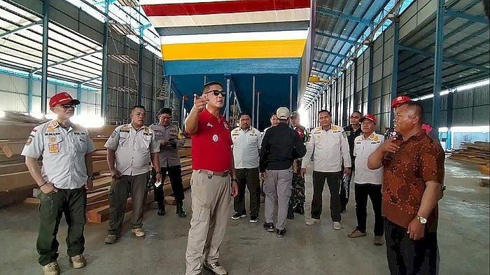 Satpol PP Indramayu mengecek aktivitas di galangan kapal milik Al Zaytun yang disegel pemda di Jalur Pantura, Blok Cibiuk, Desa Eretan Kulon, Kecamatan  Kandanghaur, Indramayu, Jumat (23/6/2023)