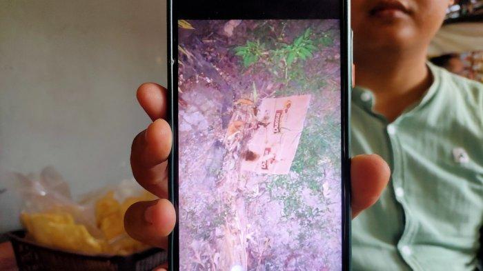 Paman sang bayi, Anwar menunjukkan titik lokasi penemuan ponakannya yang sempat diculik dari rumahnya di salah satu desa di Kecamatan Kaliwedi, Kabupaten Cirebon