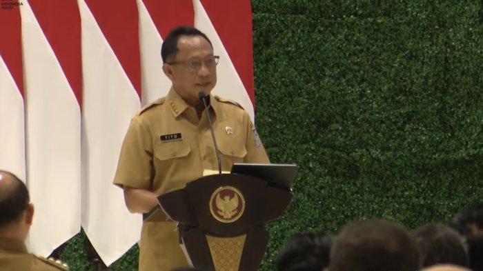 Mendagri Tito Karnavian melaporkan kepada Presiden mengenai jumlah kepala daerah yang hadir dan tidak hadir di Istana Kepresidenan, Ibu Kota Nusantara (IKN), Kalimantan Timur, Selasa, (13/8/2024). Tito mengatakan terdapat kelapa daerah yang berhalangan hadir ikut rapat pengarahan Presiden di IKN karena kehabisan tiket pesawat ke Balikpapan.
