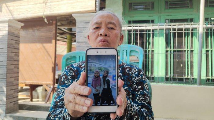 Ibu Nila Daniati, Tiyem (55) di rumah duka di Desa Rambatan Wetan, Kecamatan Sindang, Kabupaten Indramayu, Jumat (18/8/2023).