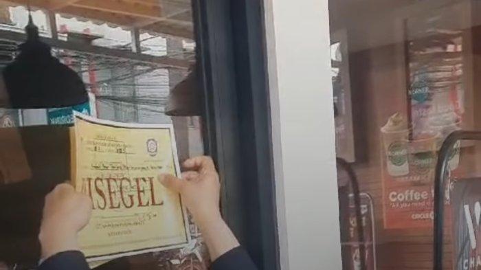 Satuan Polisi Pamong Praja atau Satpol PP Kota Bandung melakukan penyegelan toko modern di Jalan Gegerkalong, Sabtu (2/3/2024). Satpol PP menyebut toko ini tak memiliki izin usaha dan membuat kebisingan yang mengganggu masyarakat,
