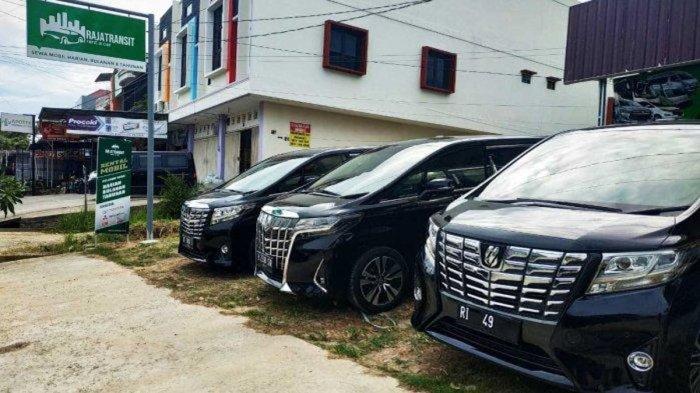 Armada Toyota Alphard untuk disewakan ke masyarakat di usaha rental Raja Transit, Kota Balikpapan, Kalimantan Timur