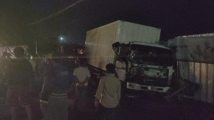 Kecelakaan lalu lintas beruntun terjadi di jalur Pantura Desa Bendungan, Kecamatan Pangenan, Kabupaten Cirebon, pada Kamis (7/11/2024) petang. Mobil boks penyebab kecelakaan melarikan diri