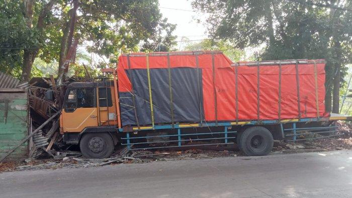 Sopir Diduga Mengantuk Truk Muatan Air Mineral Tabrak Warung Kopi Di