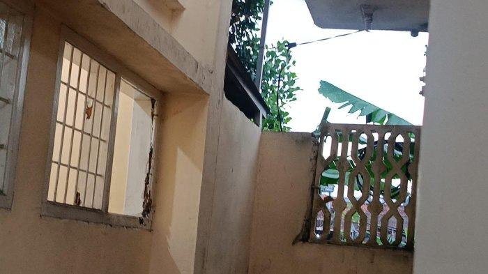 Kondisi kusen kamar mandi sel tahanan PN Cianjur yang sengaja dijebol. Dari sinilah tujuh tahanan Kejaksaan Negeri Cianjur melarikan diri saat berada diruang tunggu tahanan PN Cianjur, Senin (25/3/2024).