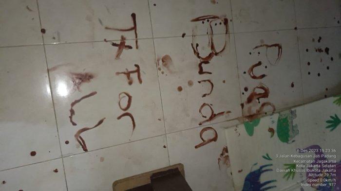 Tulisan misterius tertulis di lantai rumah ditemukannya empat anak yang tewas di dalam kamar di kawasan Jagakarsa, Jakarta Selatan, Rabu (6/12/2023). (Istimewa).