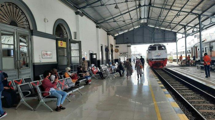 Suasana di Stasiun Sukabumi. Penumpang menunggu KA Siliwangi.