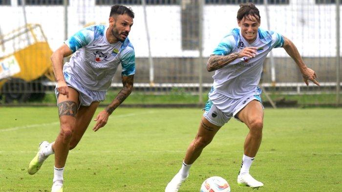 Tyronne del Pino (kiri) bersama Stefano Beltrame tengah berlatih bersama di Stadion Sidolig Kota Bandung, Jumat (1/12/2023)