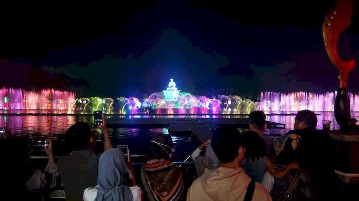 Masyarakat saat menyaksikan uji coba Air Mancur Sri Baduga, Kamis (27/7/2023). Air mancur yang terkenal bisa menari ini diagendakan dibuka untuk umum pada 5 dan 12 Agustus 2023 mendatang.