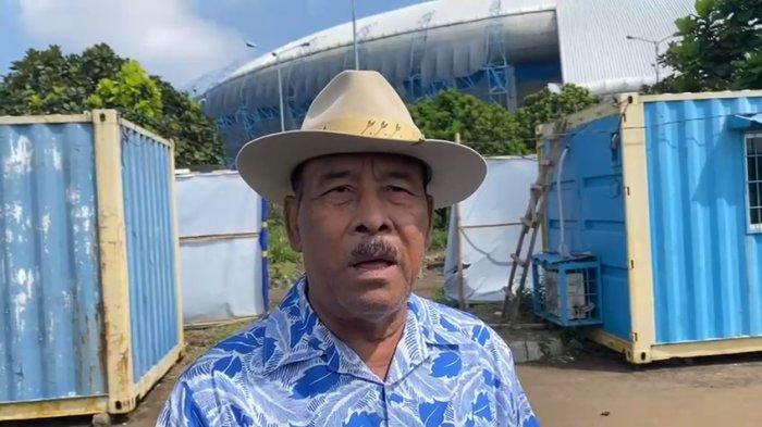 Manager Persib Bandung, Umuh Muchtar, memantau langsung latihan perdana tim Maung Bandung, di Lapangan Pendamping Stadion GBLA, Kota Bandung, Senin (30/6/2025).