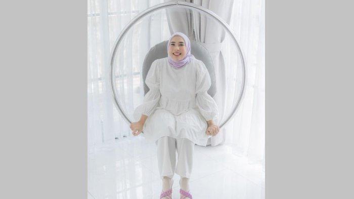 Memiliki ciri khas yang unik, Fitri Tropicana kelahiran Bandung 26 September 1987 ini selalu membuat banyak orang terhibur dengan tingkahnya.