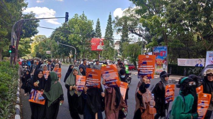 Sejumlah masyarakat mengatasnamakan Paguyuban Pengawal Negara Kesatuan Republik Indonesia (PPNKRI), menggelar unjuk rasa di Gedung Sate dan Kantor DPRD Jawa Barat (Jabar), Kota Bandung, Selasa (27/6/2023).
