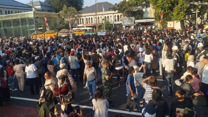 Jemaat umat Katolik berupaya menyambut Paus Fransiskus di Gereja Katedral, Jakarta, Rabu 4 September 2024.