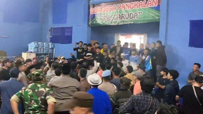 Warga memenuhi Kantor Desa Pangkalan Kecamatan Bojong, Kabupaten Purwakarta, minta kepala desa untuk mundur dari jabatan, Jumat (9/6/2023).
