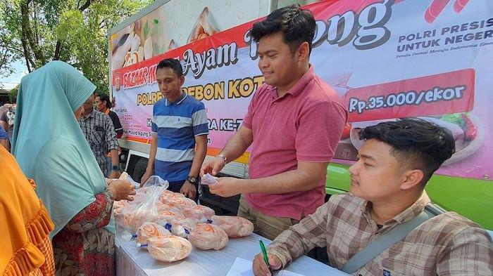 Warga saat membeli ayam potong di Bazar Murah Polres Cirebon Kota di halaman Masjid Agung Sang Cipta Rasa, Kecamatan Lemahwungkuk, Kota Cirebon, Jumat (30/6/2023).