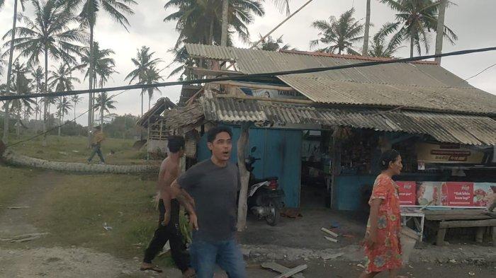 Kondisi warung milik Kartiwi di Pamugaran Pangandaran yang terdampak angin puting beliung, Sabtu 21 Desember 2024 sekitar pukul 17:00 WIB.