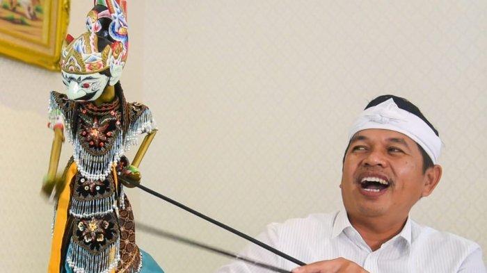 Anggota DPR RI Dedi Mulyadi tunjukan wayang miliknya.