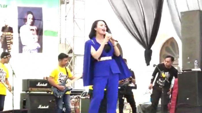 Wika Salim membawakan salah satu lagu menghibur pengunjung pada hari kedua gelaran Festival Kuliner Indomaret 2019 di halaman Gedung Sate, Jalan Diponegoro, Kota Bandung, Minggu (6/10/2019).