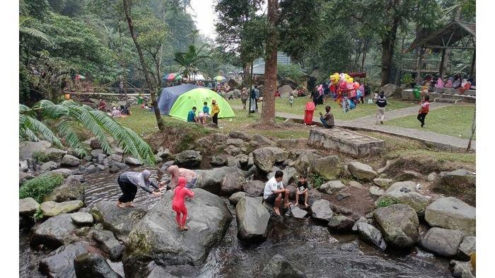 Salah satu spot Objek Wisata di Pondok Halimun, Kabupaten Sukabumi yang dipenuhi wisatawan, Minggu (2/8/2020).