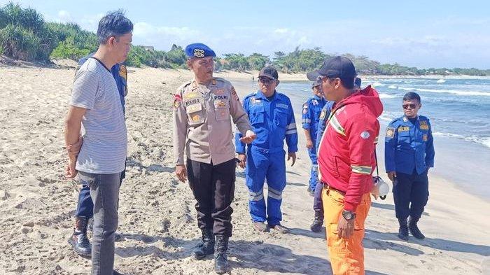 Tim gabungan mencari dua wisatawan yang tenggelam di Pantai Karang Papak, Kabupaten Garut, Jawa Barat, Jumat (12/7/2024). 