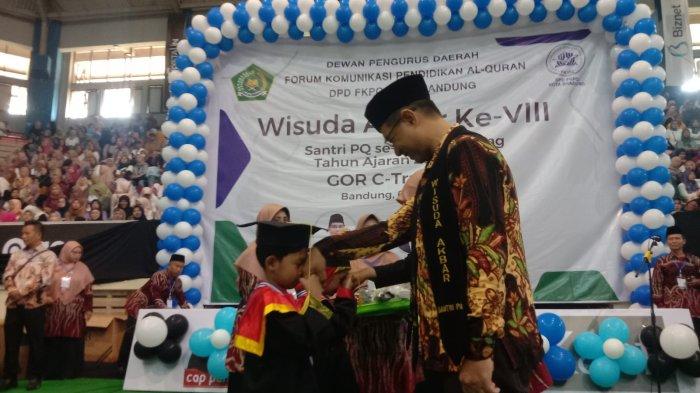 Proses wisuda kepada perwakilan dari santri