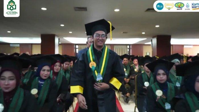 Momen menarik wisudawan bernama Muhammad Ali Emir diminta naik ke atas panggung oleh rektor karena bertanya syarat menjadi mantu ke rektor terjadi dalam acara wisuda angkatan 106 UIN Alauddin Makassar, Rabu (11/9/2024).