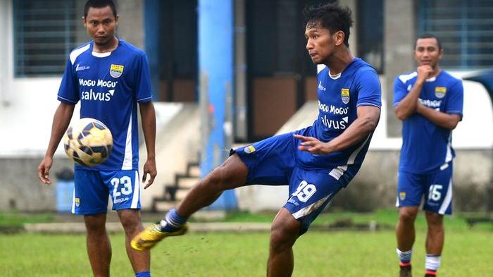 LEPAS TENDANGAN : Pemain Persib Bandung Yandi Sofyan (kanan) berusaha melepaskan tendangan saat menerima umpan pada sesi latihan di Stadion Persib, Jalan Jenderal Ahmad Yani, Bandung, Kamis (19/2/2015). Pelatih Djadjang Nurjaman memfokuskan skuat pemainnya menghadapi pertandingan AFC.