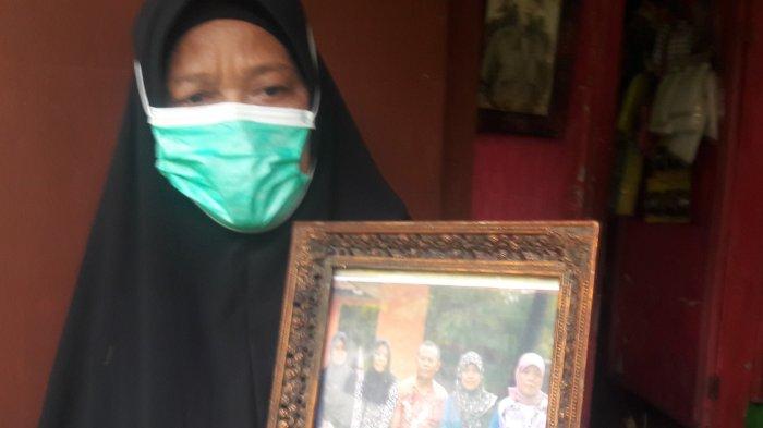 Yeti Mulyati (60) saat menunjukan foto keluarga dari Tuti korban pembunuhan di Subang