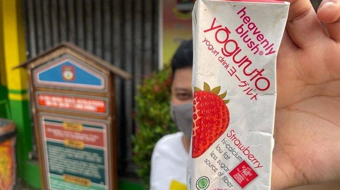 Petugas kesehatan saat menunjukkan sampel minuman yoghurt yang diduga menyebabkan 20 murid SD di KBB keracunan, Rabu (11/10/2023).