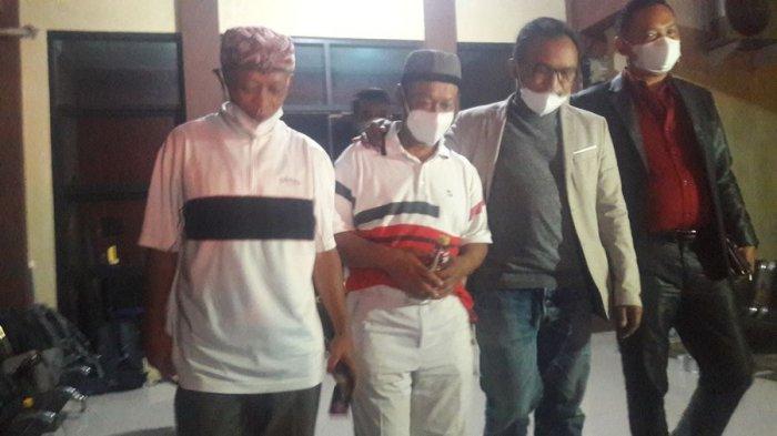 Yosef (55) saat keluar dari ruangan pemeriksaan Satreskrim Polres Subang, Senin (13/9/2021) malam.