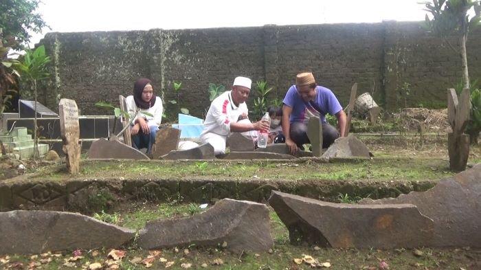 Yosep (55, kiri) bersama Yoris (34) dan istrinya mendatangi TPU Istuning, Jalancagak, Kabupaten Subang, tempat dimakamkan kedua korban perampasan nyawa, Rabu (29/12/2021).