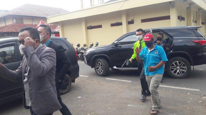 Yosef (bertopi merah) (55) bersama tim kuasa hukumnya saat hendak memasuki Satreskrim Polres Subang, Senin (6/9/2021).