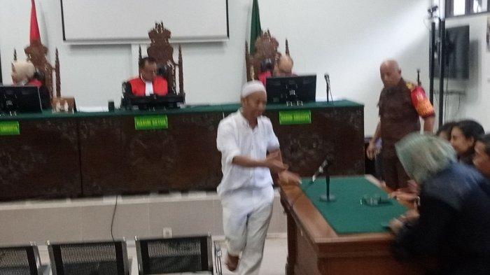 Yosep Hidayah tersenyum setelah sidang pembacaan tuntutan kasus Subang, Kamis (27/6/2024) kembali ditunda. Foto : Tribunjabar / Ahya Nurdin