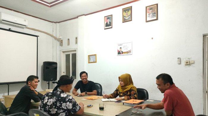 Lima anggota terpilih Bawaslu Purwakarta saat melakukan rapat pleno menentukan ketua hingga koordinator divisi, Minggu (20/8/2023).