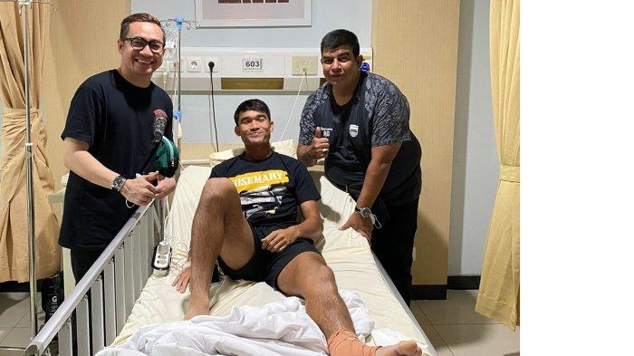 Bek sayap kiri Persib (tengah) berfoto bersama dengan dokter yang mengoperasi cederanya, dr.Wahyu Riansyah, SH, M.Kes, MMRS, Sp.OT(K) (kiri) dan dokter tim Persib, dr. Rafi Ghani (kanan) di salah satu rumah sakit di Bandung, Jumat (16/12/2022) / Media Officer Persib.