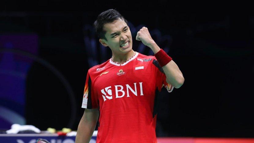 Jonatan Christie melakukan servis selama pertandingan semifinal Thomas Cup 2024
