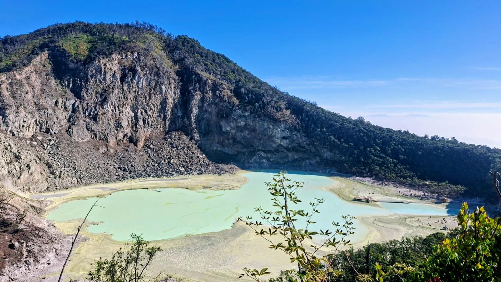 Kawah Putih Menyusut, Endapan Belerang Muncul
