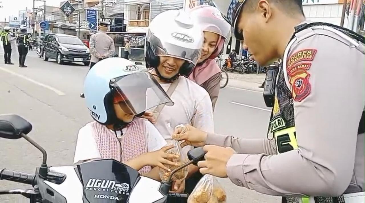 Terjaring Operasi Patuh Lodaya, Pengendara di Pangandaran Malah Dapat Jajanan